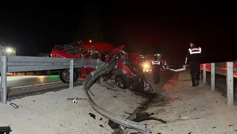 Bariyerlere Çarpan Otomobilin Sonucu: Feci Kaza İki Can Aldı