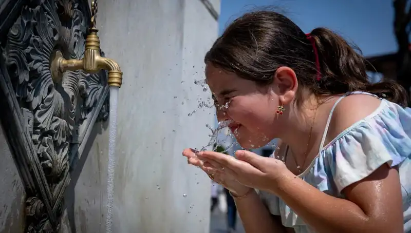 Türkiye'de 16 Şehirde Sıcaklık Rekorları Kırıldı: 40 Dereceyi Geçen Hava!