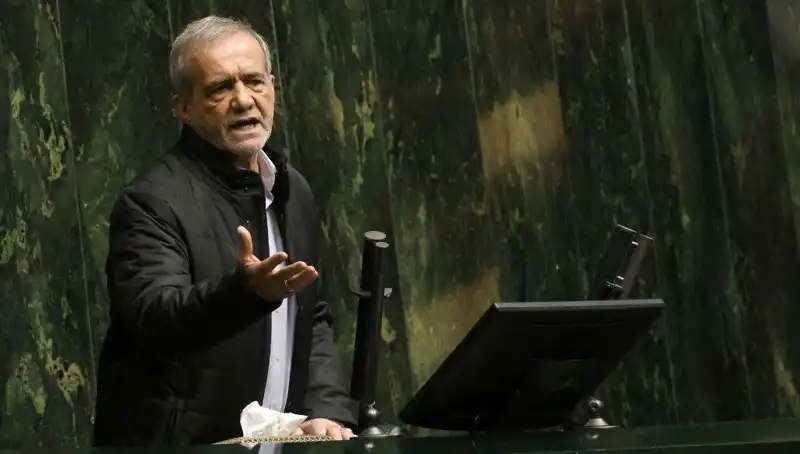 Ekonomik Kriz Ortasında Lüks Geziler: İran'da Görevden Alma Skandalı