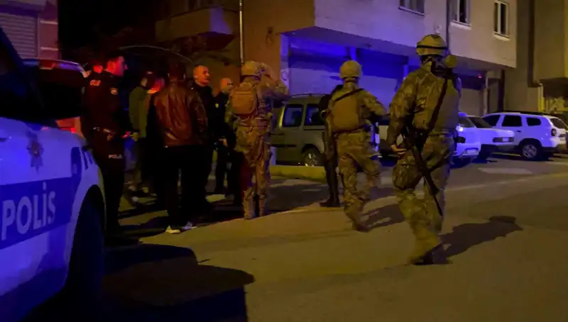 Tüfekle Balkondan Ateş Açtı, Polis Geldiğinde Kendini Eve Kilitledi