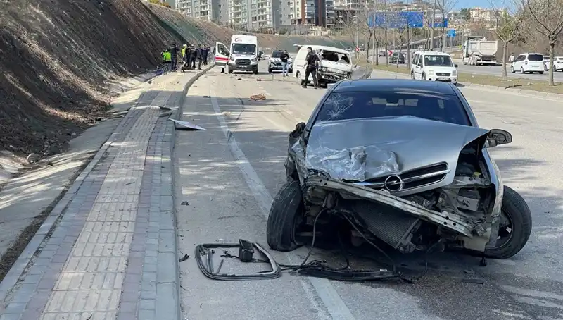 Yoğun Trafikte Feci Kaza: Otomobil Minibüse Çarptı, Biri Hayatını Kaybetti!