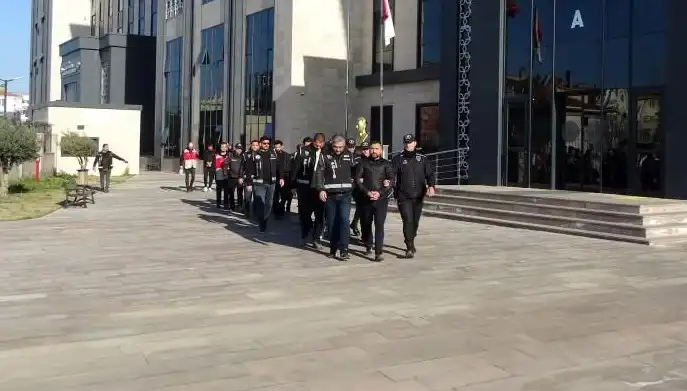 Otelde Yaşanan Balyozlu ve Bıçaklı Kavga: 10 Gözaltı ve Yaralılar