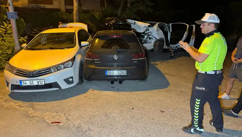 Alkollü Sürücü Sokağı Karıştırdı: Üç Araç Çarpıştı, Şok Görüntüler Ortaya Çıktı