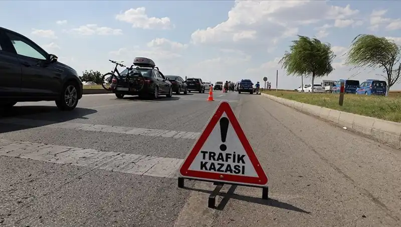 Adana'da Trafik Kazası: Kamyon ile Otomobil Çarpıştı, Can Kaybı ve Yaralılar Var