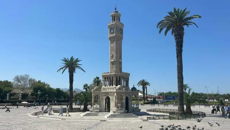 İzmir'de Sıcaklık Rekoru: 42 Derece Meydanları Boş Bıraktı!