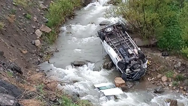 Hakkari'de Minibüs Devrildi: Can Pazarı ve Yaşanan Drama