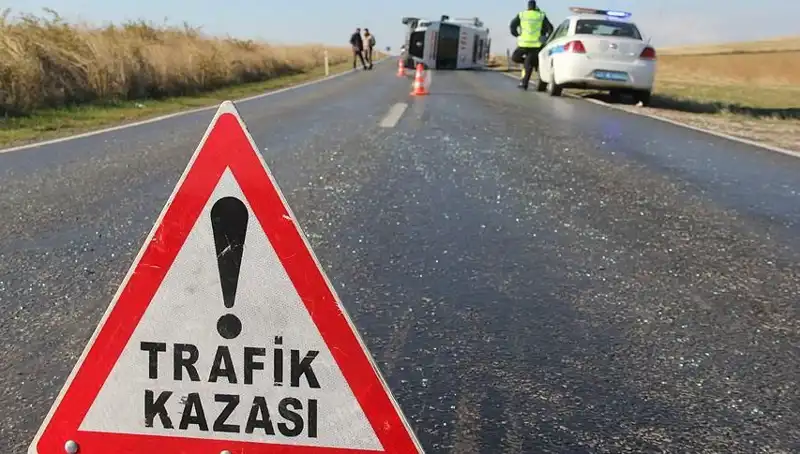 Otomobil Servis Minibüsüne Çarptı: 8 Kişi Yaralandı, 6'sı Çocuk