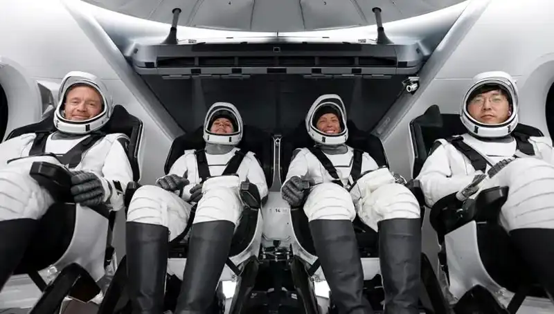 SpaceX Tarihi Görevini Tamamladı: Kahraman Uzay Yolcuları Dönüyor!