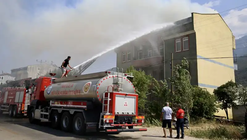 Çatı Katındaki Yangın, Tüm Mahalleyi Tehdit Etti: Can Kaybı Yok