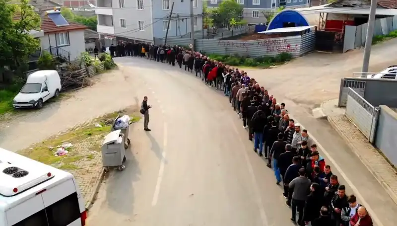 Bursa'da Bayram Geleneği: 1 Kilometrelik Kuyrukta Ne Oluyor?