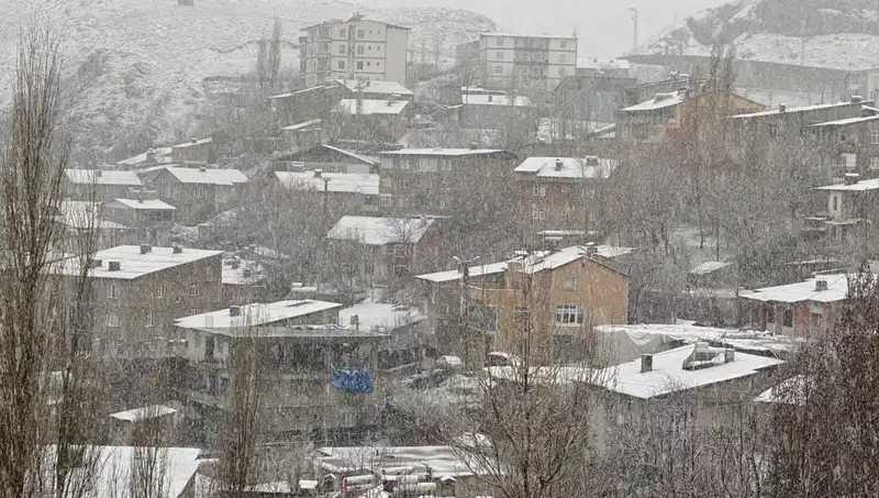 Hakkari'de Nisan Ayında Beklenmedik Kar Yağışı Yaşanıyor
