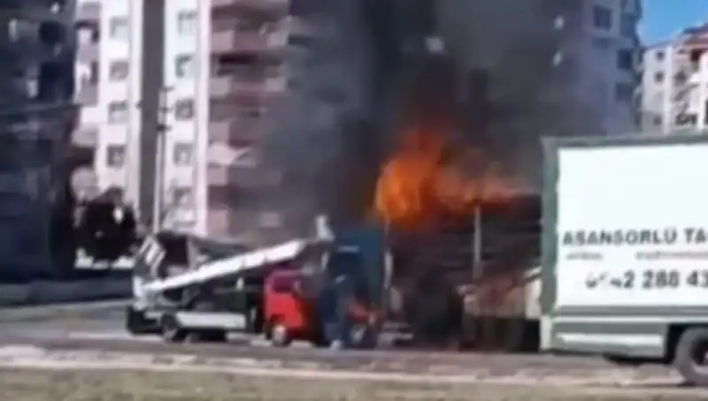 Alev Alev Yanan TIR'ın Görüntüleri Şok Etti, Küle Döndü!