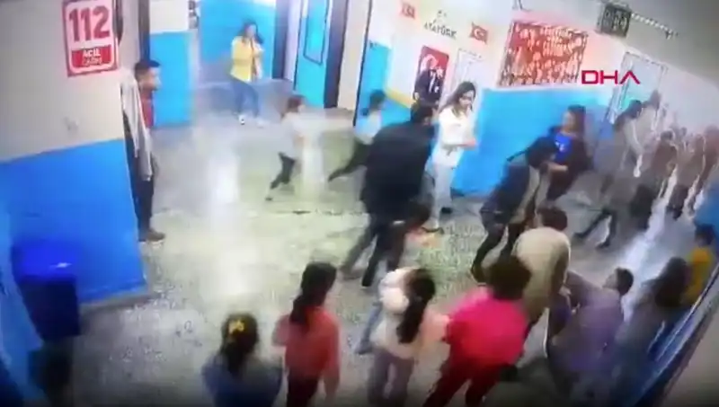 Bayılan Öğrenciyi Müdür Yardımcısı Hayata Döndürdü: Okulda Panik Anları