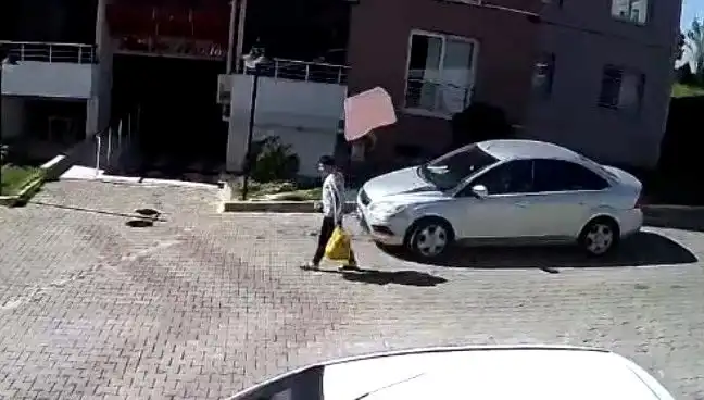 Çatıda Fayanstan Saniyelerle Kurtulan Genç: O Anlar Kayıt Altında