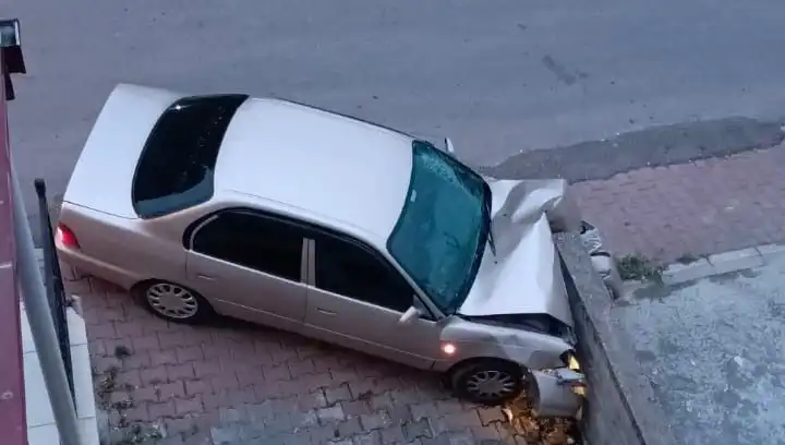 Kontrolü Kaybeden Araç Duvara Çarptı: Olayın Ayrıntıları ve Tanıkların Gözlemleri
