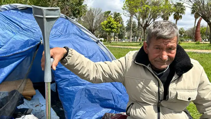 Kaza Sonrası Hayatı Değişen Genç Adam: Parkta Çadırda Yaşıyor