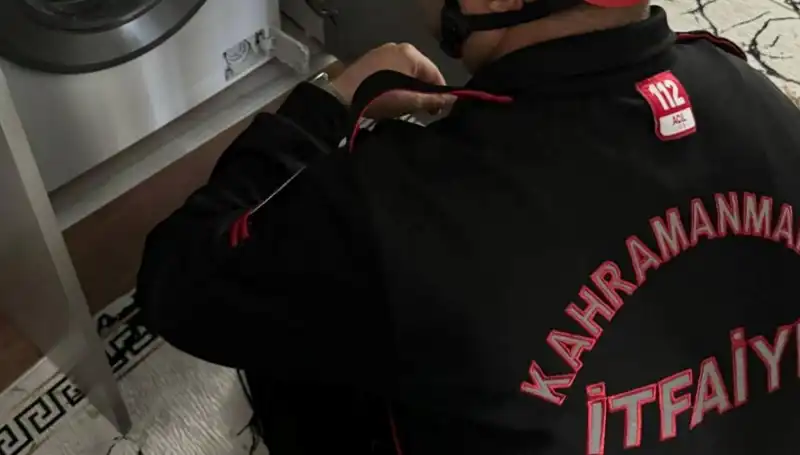 Çamaşır Makinesine Sıkışan Kediye İtfaiye Ekiplerinden İnanılmaz Kurtarma Operasyonu