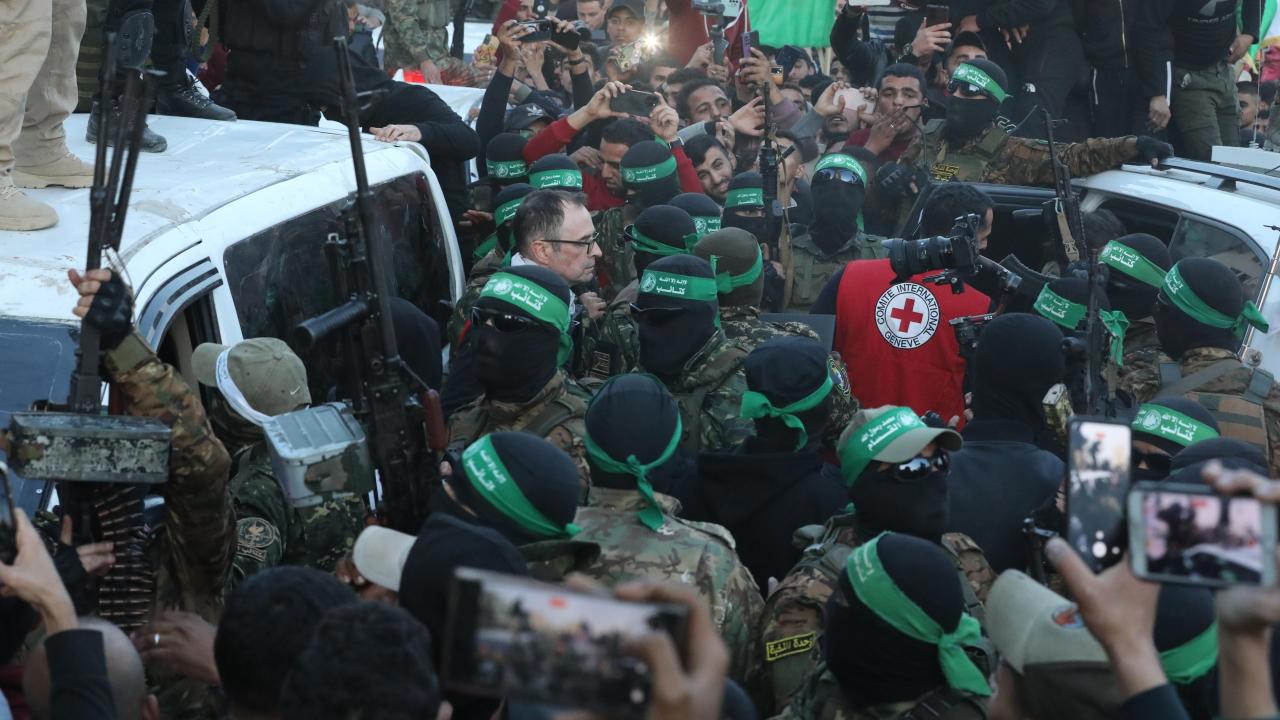 Hamas İsrail'e 3 İsrailli Kadın Esiri Teslim Etti