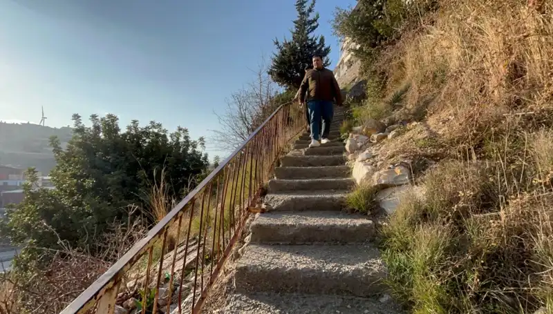 Uçurum Kenarında Hayat: 107 Basamaklı Merdivenin Hikayesi