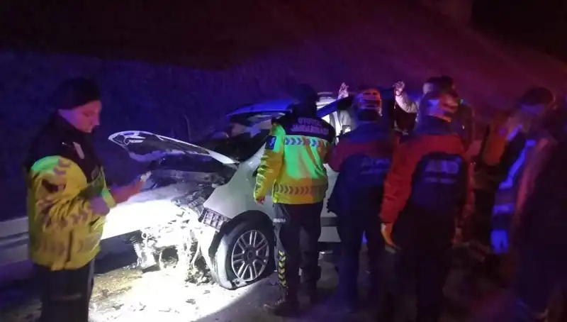 Bariyer, Otomobili Delip Geçti: Korkunç Kaza 4 Yaralı ile Sonuçlandı