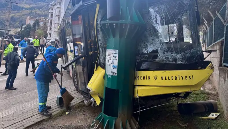 Bursa'da Belediye Otobüsü Kazası: 8 Yaralı, Kaza Anı Korkuttu