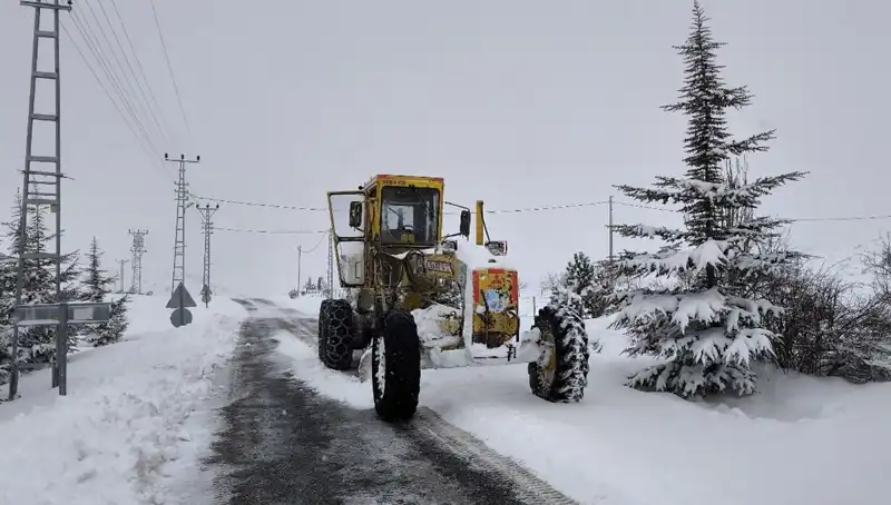 Kayseri'de Kışın Sert Yüzü: Kardan Kapanan Yollar Yeniden Açılıyor