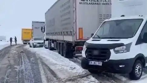 Kars-Ardahan Karayolunda Kar Yağışı: TIR'lar Faciaya Neden Oldu