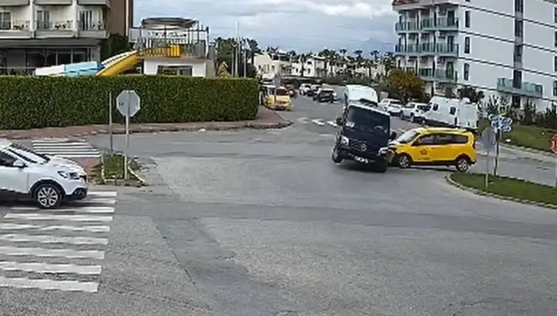 Kavşakta Can Pazarına Yol Açan Feci Kaza: Minibüs ve Taksi Çarpıştı