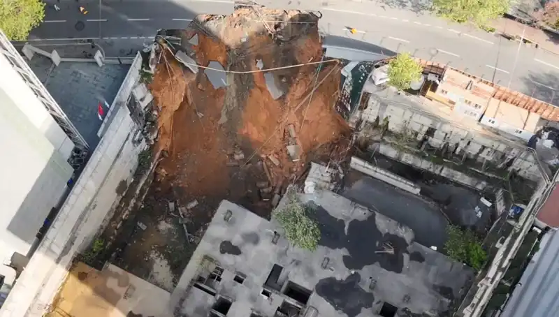 Sarıyer'de Sabah Saatlerinde Aniden Yol Çöktü: Cadde Kapandı
