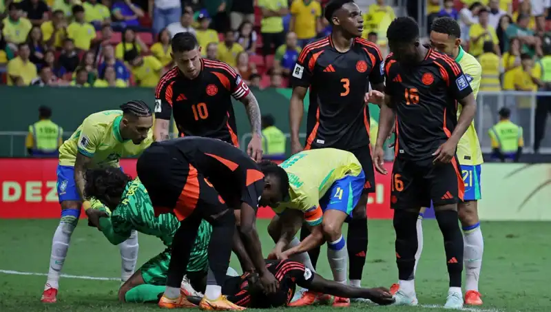Galatasaraylı Davinson Sanchez'in Sahada Yaşadığı Korkunç Kaza: Bilinç Kaybı!